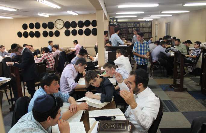 Meet Rabbi Moshe Strassfeld FTI’s New Beloved 11th Grade Rebbe